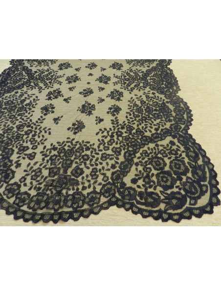Mantilla bordada a mano en seda