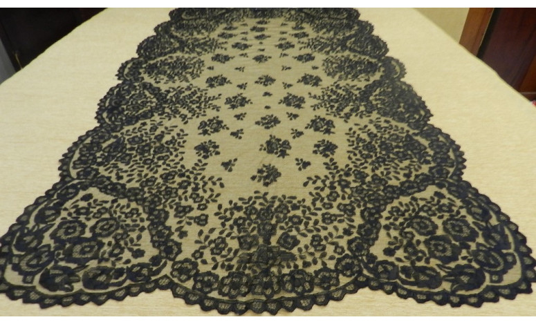 Mantilla bordada a mano en seda