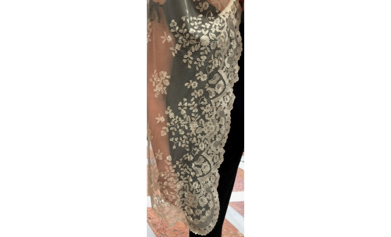 Mantilla mano seda