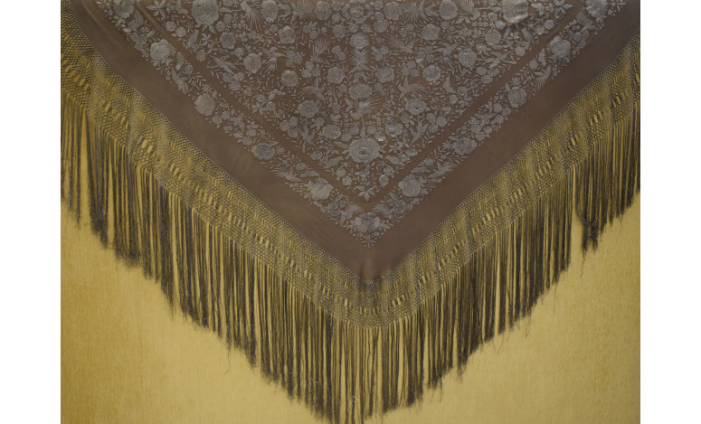 Mantón bordado a mano en seda 140 cm