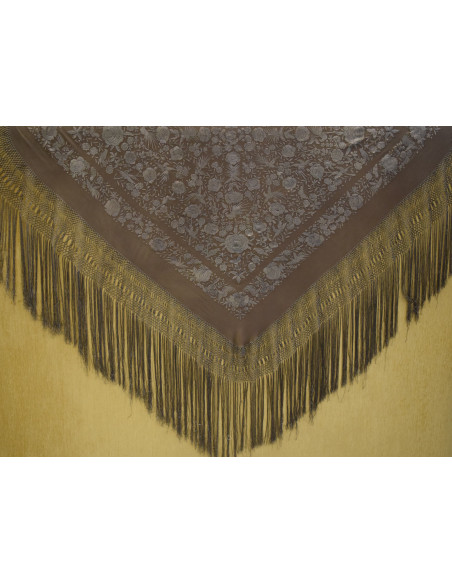 Mantón bordado a mano en seda 140 cm