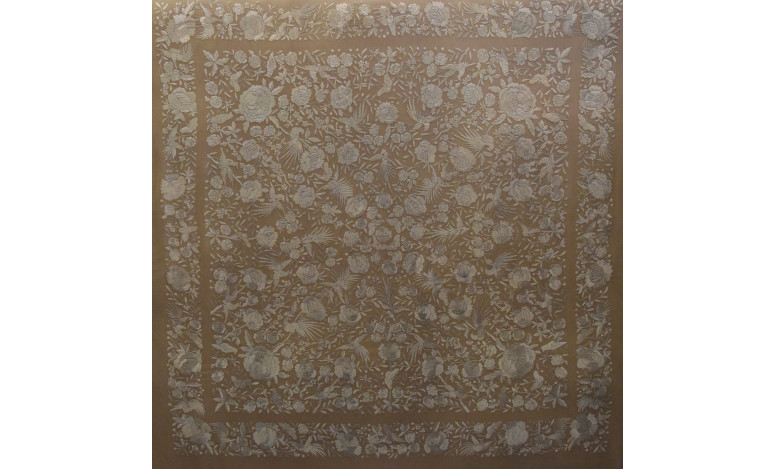 Mantón bordado a mano en seda 140 cm