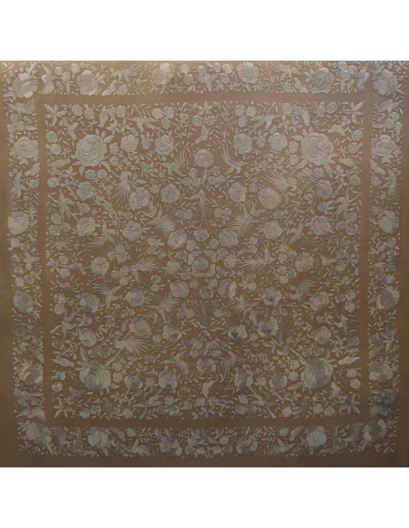 Mantón bordado a mano en seda 140 cm