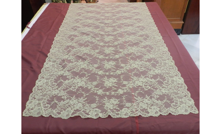 Mantilla chantilly dorada 115*200