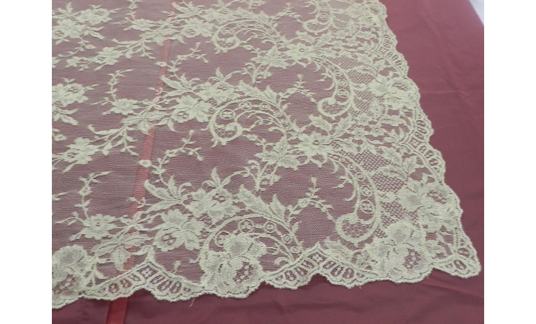 Mantilla chantilly dorada 115*200