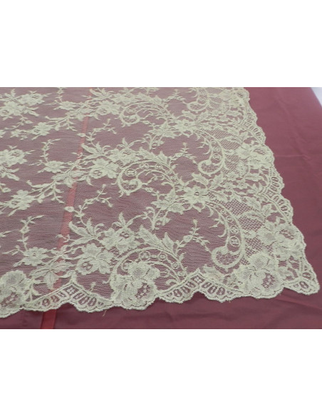 Mantilla chantilly dorada 115*200