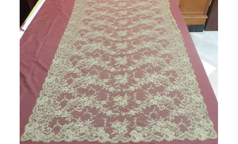 Mantilla chantilly oro viejo máquina