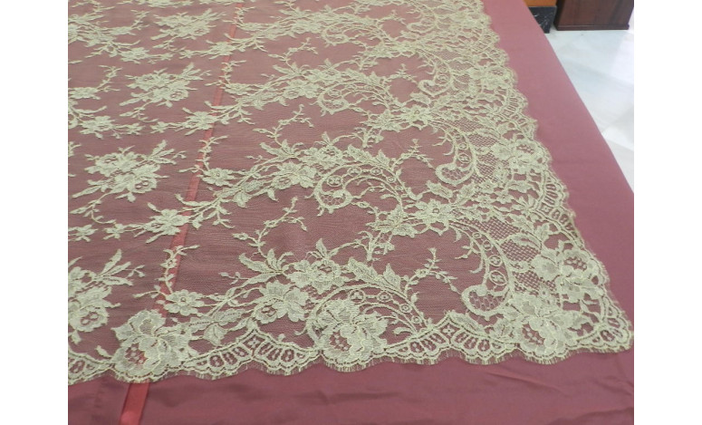 Mantilla chantilly oro viejo máquina