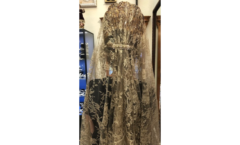 Mantilla chantilly oro viejo máquina
