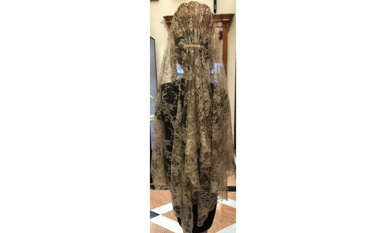 Mantilla chantilly oro viejo máquina