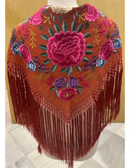 Mantoncillo bordado a máquina