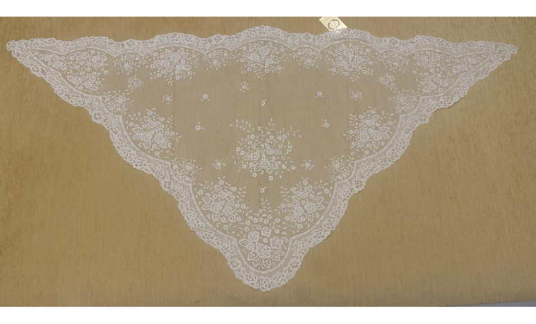 Mantilla mano triangular