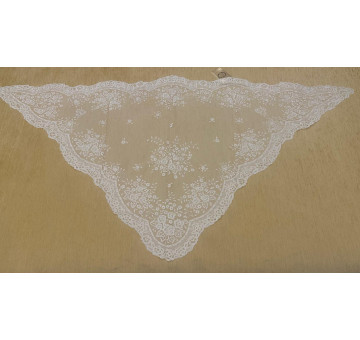 Mantilla mano triangular 2