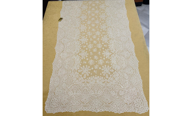 Mantilla bordada a mano en seda