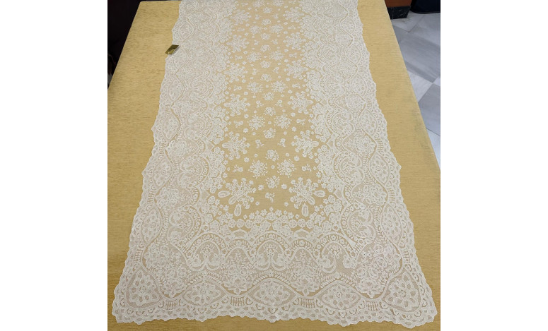 Mantilla bordada a mano en seda