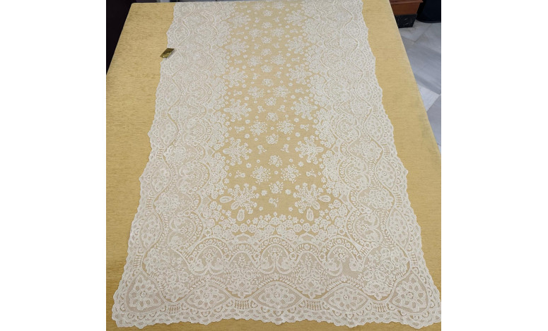 Mantilla bordada a mano en seda