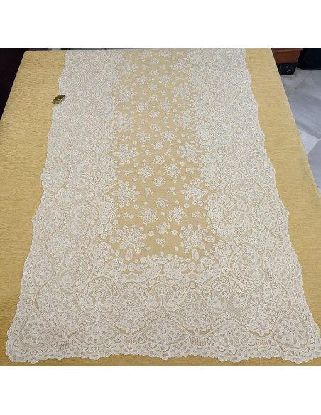 Mantilla bordada a mano en seda