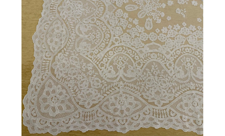 Mantilla bordada a mano en seda