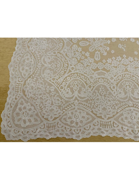 Mantilla bordada a mano en seda