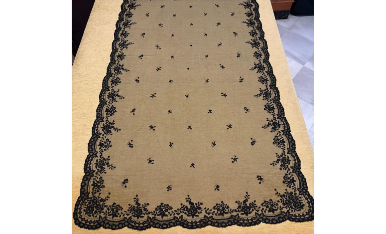 Mantilla bordada a mano en seda negra/marfil...