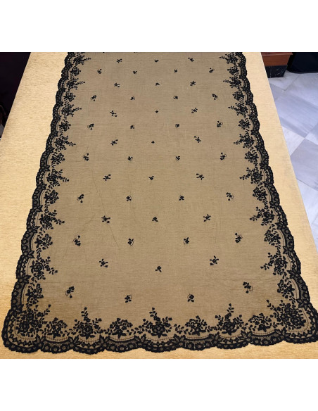 Mantilla bordada a mano en seda negra/marfil 130x240