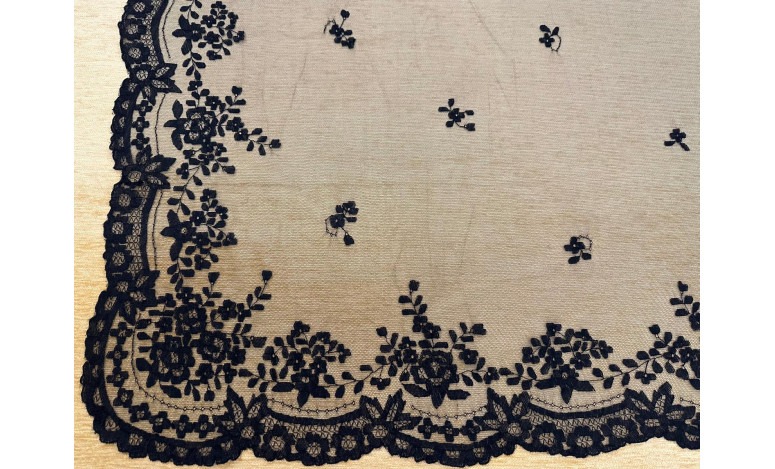Mantilla bordada a mano en seda negra/marfil...