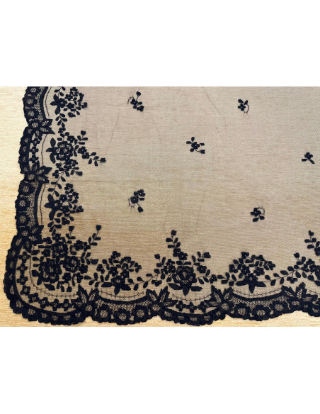 Mantilla bordada a mano en seda negra/marfil 130x240