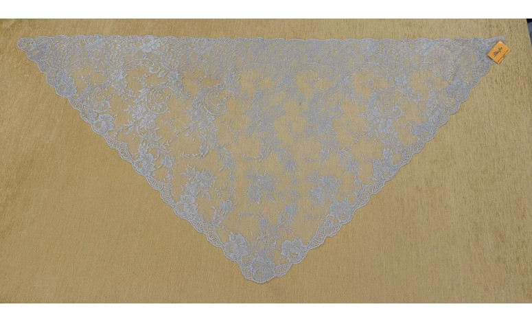 Mantilla triangular plata 90*190