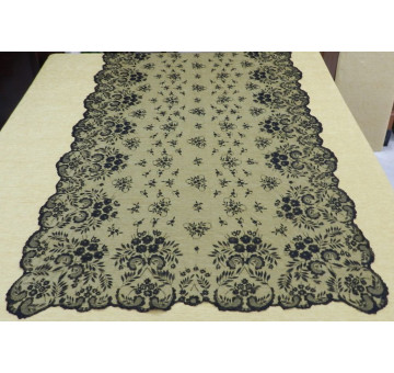 Mantilla bordada a mano en seda