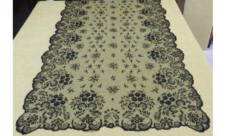 Mantilla bordada a mano en seda