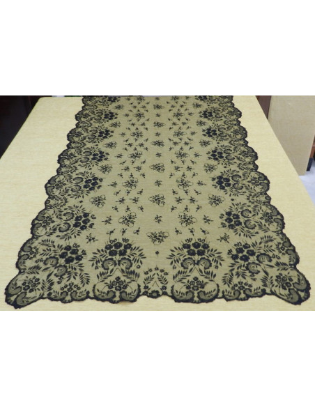 Mantilla bordada a mano en seda