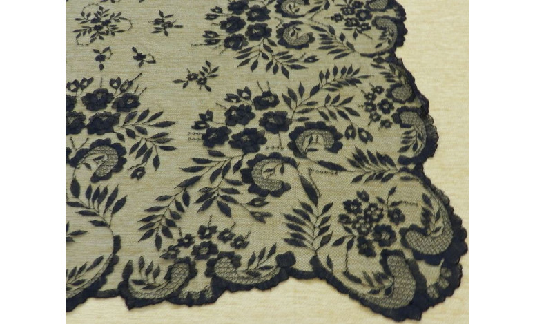 Mantilla bordada a mano en seda