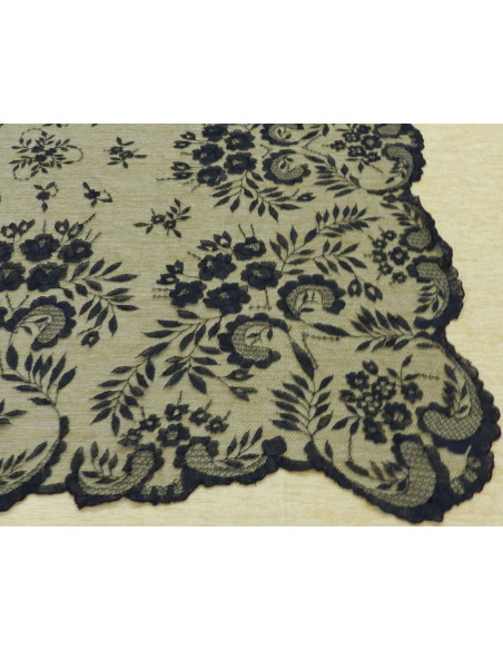 Mantilla bordada a mano en seda