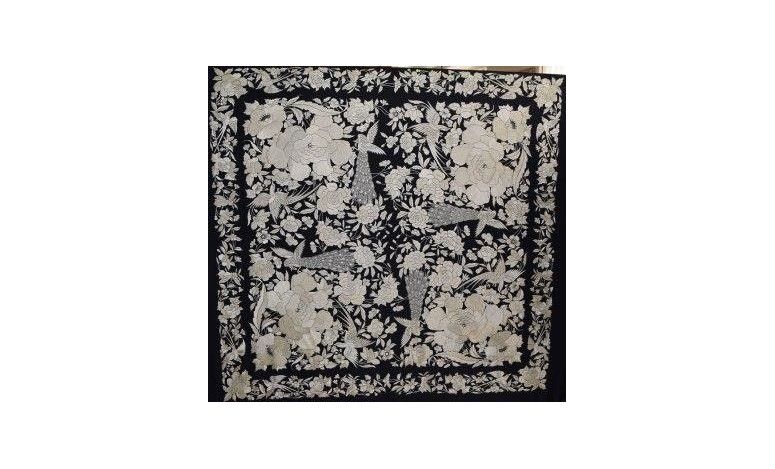 Mantón bordado a mano en seda 140cm