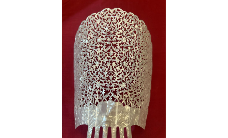 Peina mantilla nácar 22cm