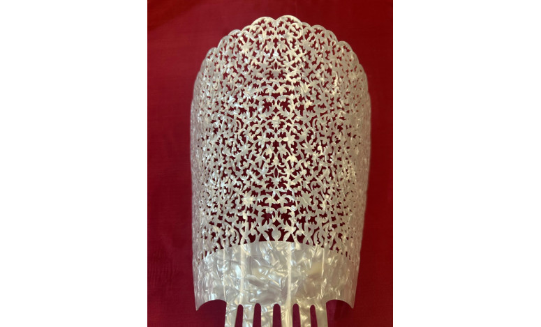 Peina mantilla nácar 23cm