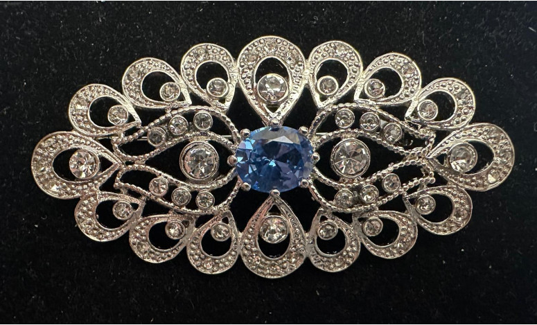 Broche mantilla rodio color
