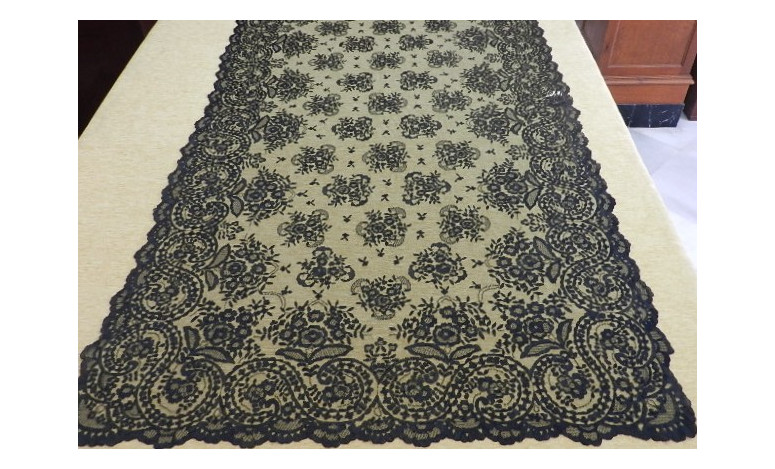 Mantilla bordada a mano en seda