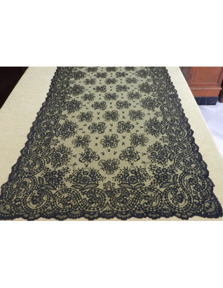 Mantilla bordada a mano en seda