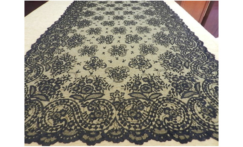 Mantilla bordada a mano en seda