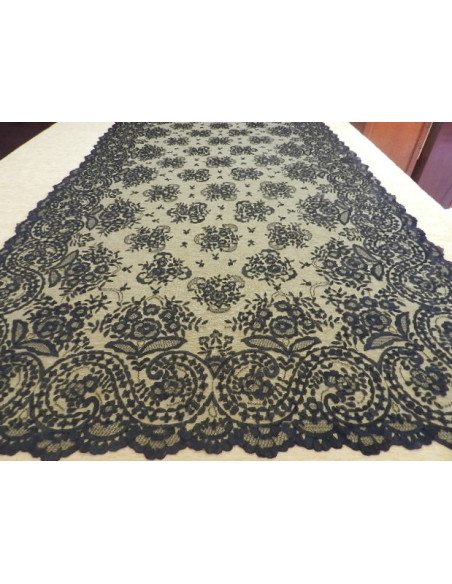 Mantilla bordada a mano en seda