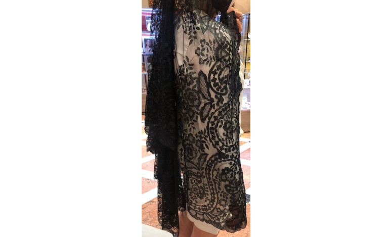 Mantilla bordada a mano en seda