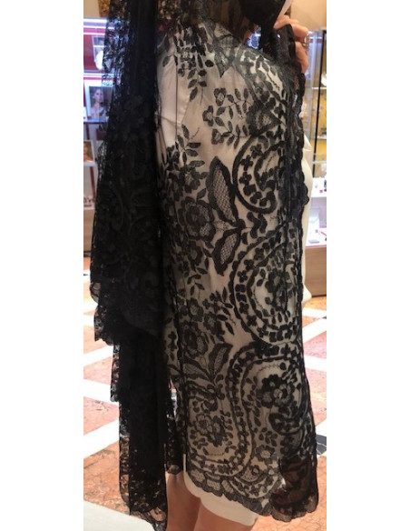 Mantilla bordada a mano en seda