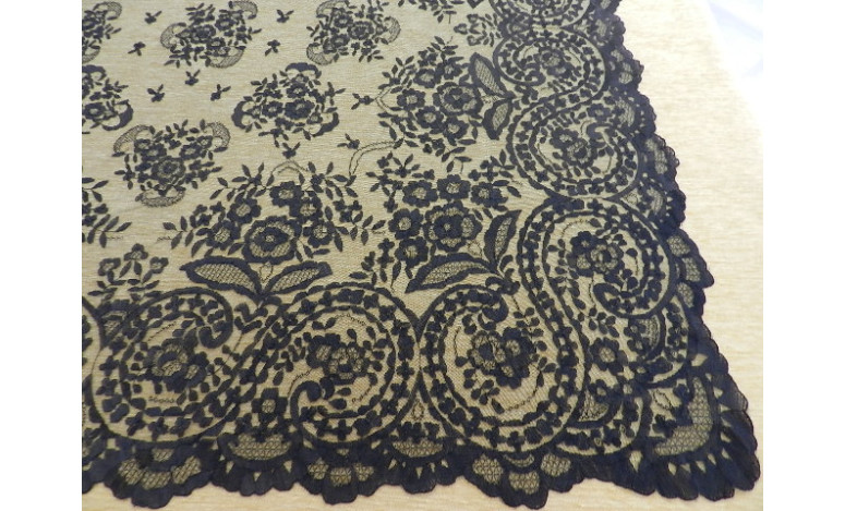 Mantilla bordada a mano en seda