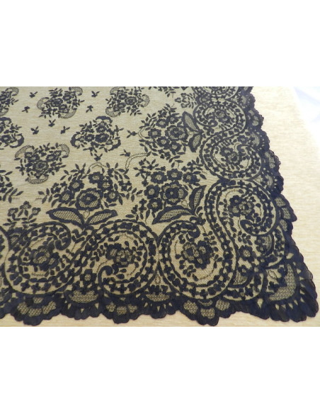 Mantilla bordada a mano en seda