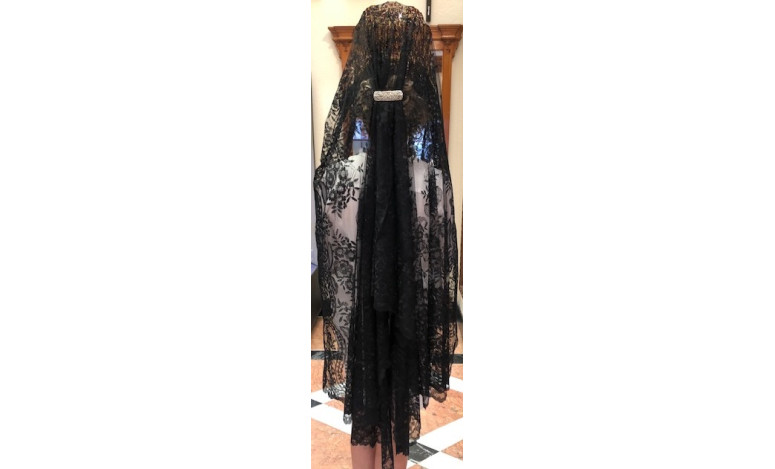 Mantilla bordada a mano en seda