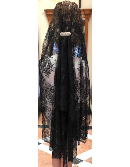 Mantilla bordada a mano en seda