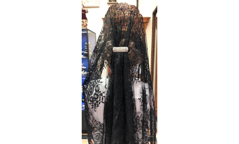 Mantilla bordada a mano en seda