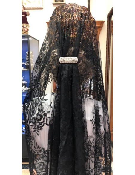 Mantilla bordada a mano en seda