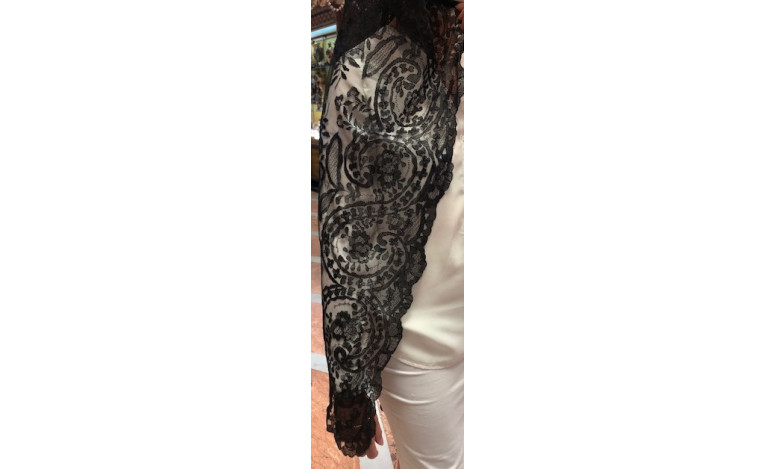 Mantilla bordada a mano en seda